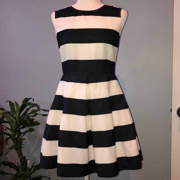 Sleeveless GAP Fit ‘n Flare Dress - Picture 1 of 3